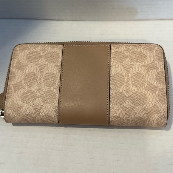 New Coach Tan and Beige Zip Wallet - Picture 2 of 10